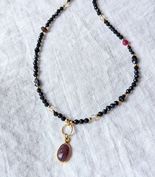 złote naszyjniki Naszyjnik szafirowy z rubinem