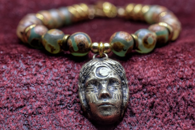 bransoletki - inne "Słuchanie nocy"- Bransoletka z naturalnych kamieni z wisiorkiem z brązu