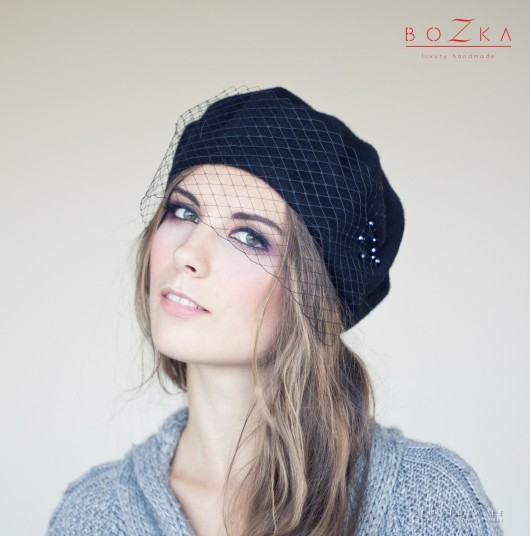 Czarny beret z woalką i z kryształkami BOZKA Luxury Handmade