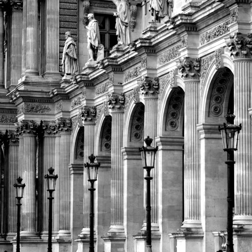 en face du Louvre Chilli Art