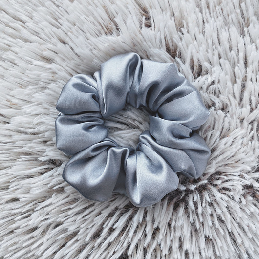 Satynowa gumka do włosów scrunchie Szara Nandi