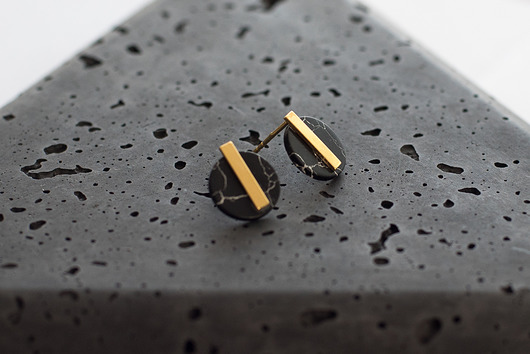 Okrągłe sztyfty księżyce z czarnego howlitu La Femme Jewellery
