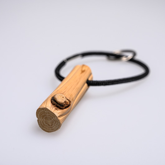 Drewniany brelok na czarnej lince WX bijoux