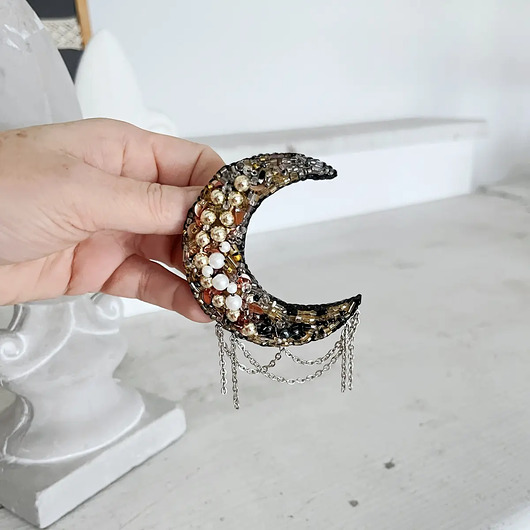 broszki Broszka KSIĘŻYC 4 ręcznie haftowana koraliki