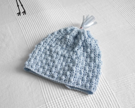 czapka z fikuśnym pomponem pierwiosnka