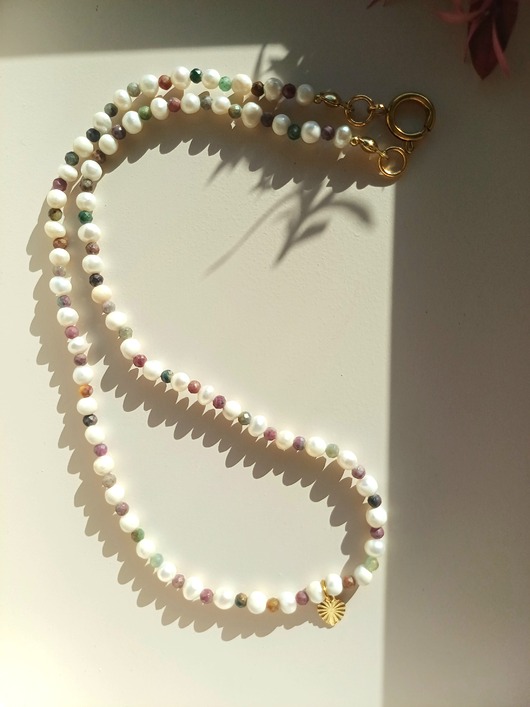 naszyjniki - inne Naszyjnik z perłami naturalnymi, szmaragdem i rubinem