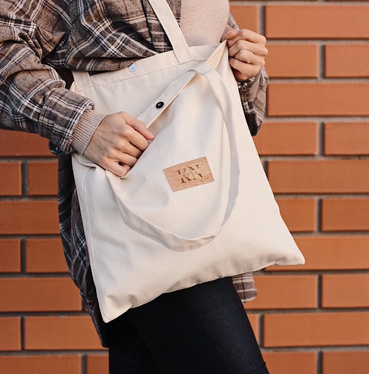 torby na zakupy Beżowa torba zapinana na magnes, długie uchwyty logo Korek