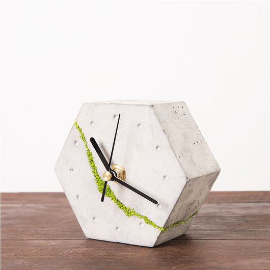 zegary Sześciokątny betonowy zegar stołowy z chrobotkiem reniferowym - jasny