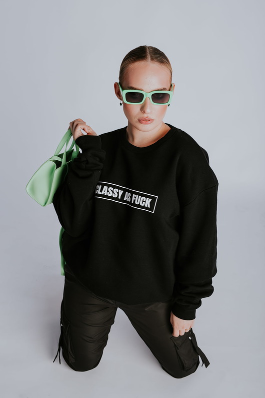 bluza bez kaptura damska Czarna bluza z białym napisem CLASSY AS FUCK bez kaptura
