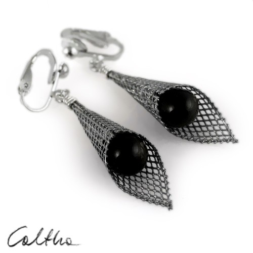 Czarne w rożku (klipsy) Caltha