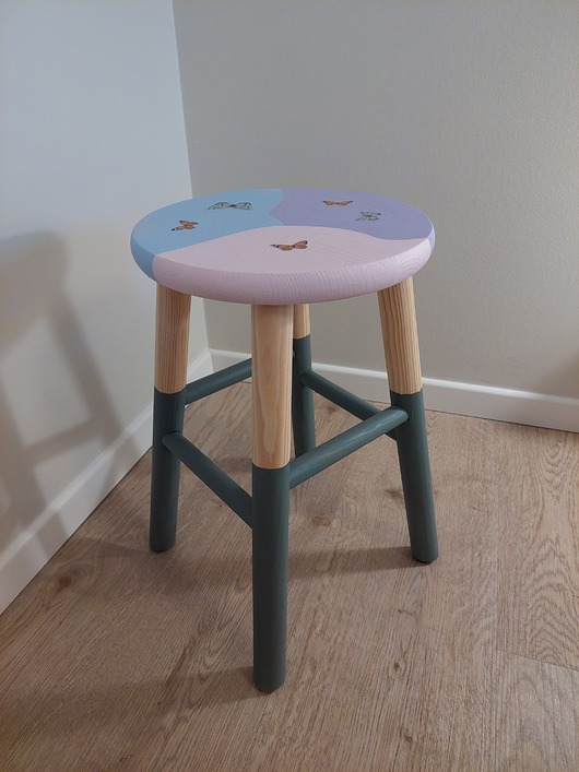 stołki Drewniany taboret w stylu pastel vintage - wyjątkowa ozdoba mieszkania