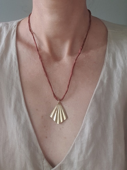 wisiory Naszyjnik ORIGAMI mały, na jedwabnej wstążce, bordo, mosiądz surowy