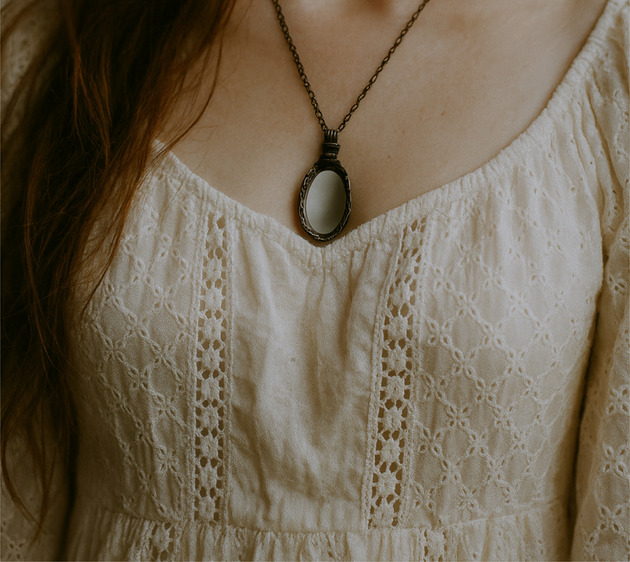 wisiory Ovalne, starodawne lustereczko