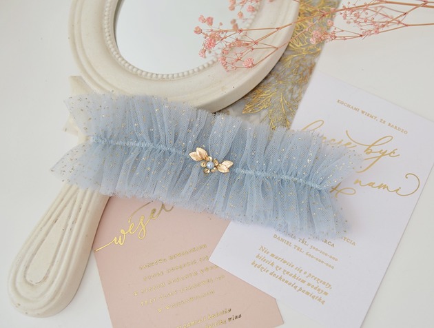 dodatki ślubne Błękitna podwiązka z tiulu