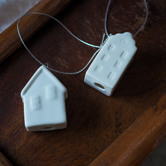 ozdoby choinkowe Mini domek i kamieniczka ceramiczne- ozdoby wiszące, komplet 2szt.