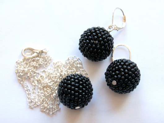Kolczyki i wisiorek  Beaded Balls czarne MadeByInati