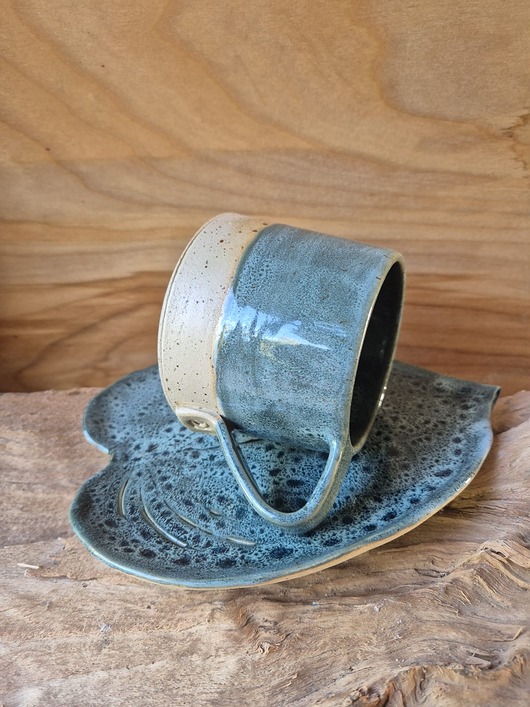 kubki Ceramiczny kubek z talerzykiem liść