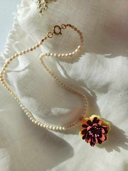 naszyjniki - inne Naszyjnik z pereł naturalnych i aplikacją - kwiatem