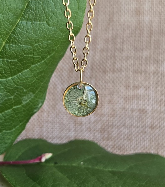 wisiory Złoty wisiorek prawdziwe kwiaty zawieszka zielona