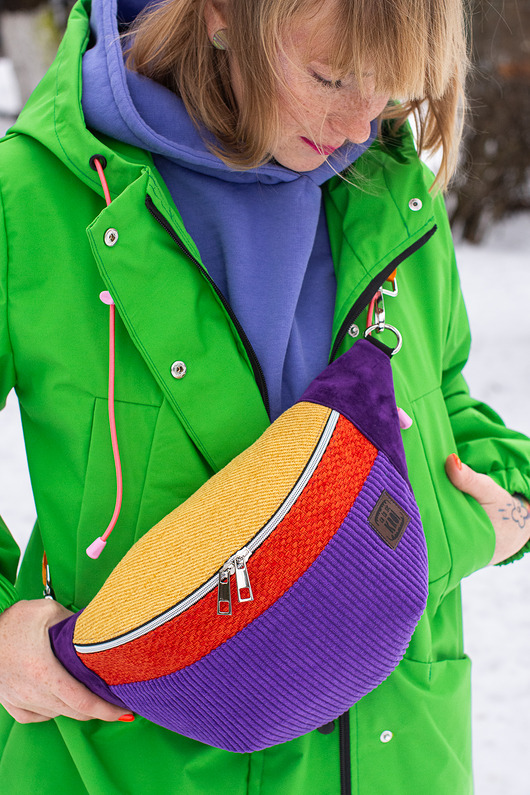 saszetka nerka Fioletowa nerka damska ze sztruksu z kolorowym paskiem ENERGIA ŻYCIA