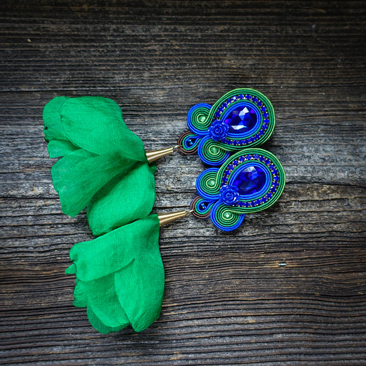 Zielono - kobaltowe  kolczyki soutache z kwiatami Mró Soutache