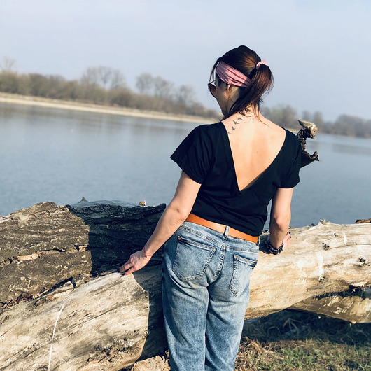 t-shirt damskie Tiszert z dwustronnym dekoltem - czarny