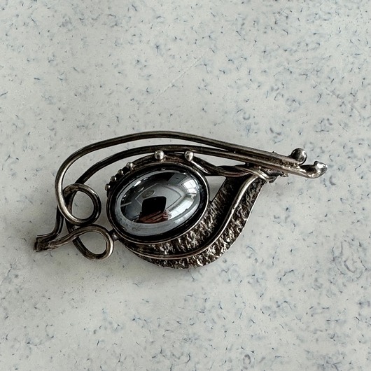 broszki Srebrna broszka z hematytem - VINTAGE