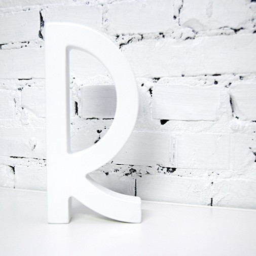R - litera 3D z lakierowanego drewna 35x15cm