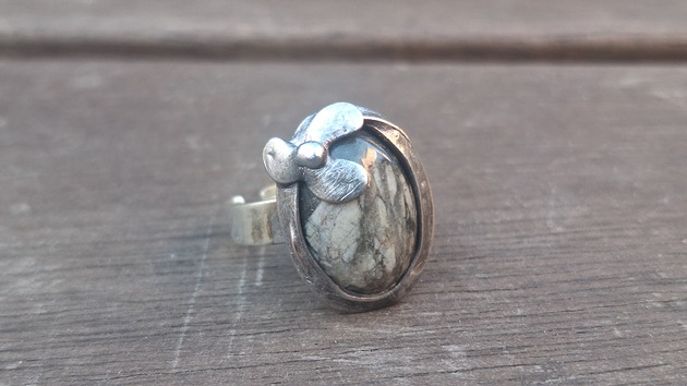 pierścionki - różne Szary kwiat - pierścionek regulowany