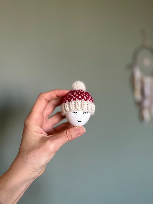 ozdoby wielkanocne Czapeczka z pomponem  na jajka wielkanocne  - 1 szt.