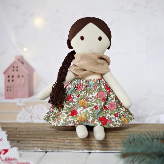 lalki Lala brzoskwiniowa w spódniczce w kwiaty