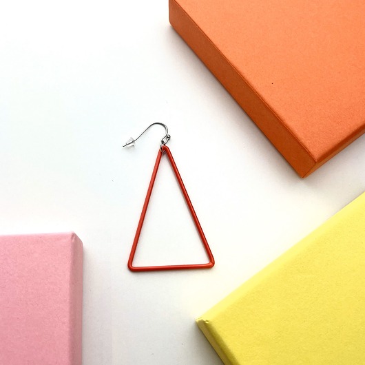 kolczyki szklane Kolczyk TRI - czerwony trójkąt ze szkła