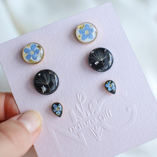 kolczyki z żywicy Zestaw kolczyków-sztyftów z niezapominajkami i dmuchawcem