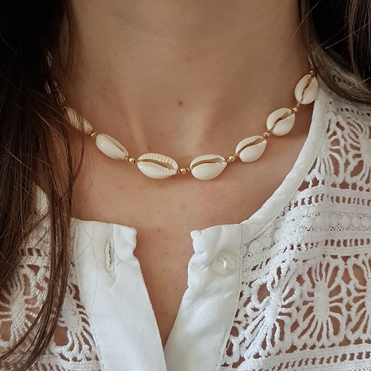beżowy naszyjnik z muszelek LEI handmade 