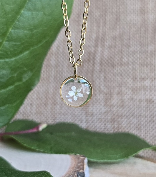 wisiory Mały wisiorek z białą niezapominajką prawdziwy kwiat