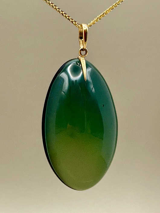 wisiory Wisiorek z zielonym barwionym bursztynem