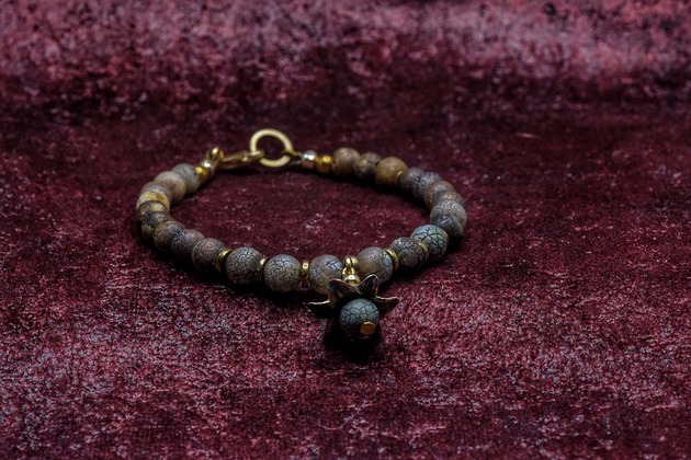 bransoletki - inne Bransoletka z naturalnych kamieni z kwiatkiem-dzwonkiem z brązu