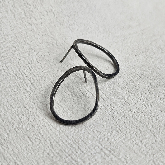 kolczyki srebrne Kolczyki małe srebrne czarne Fale o nieregularnym kształcie