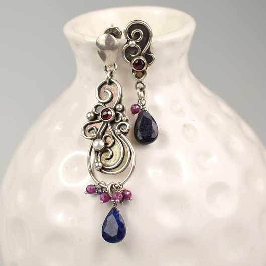 kolczyki srebrne Para nie do pary - kolczyki srebrne z szafirem, rubinem, granatem i perłą