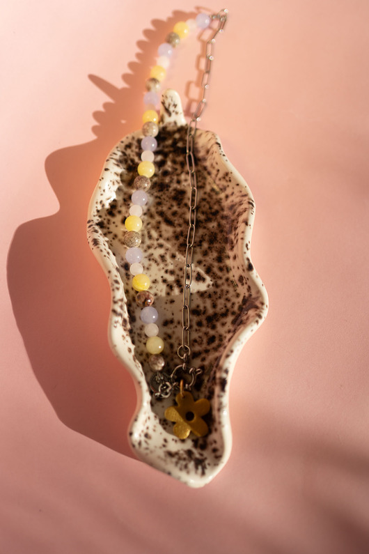 naszyjniki - inne Naszyjnik mix koraliki i łańcuszek z zawieszką kwiatek