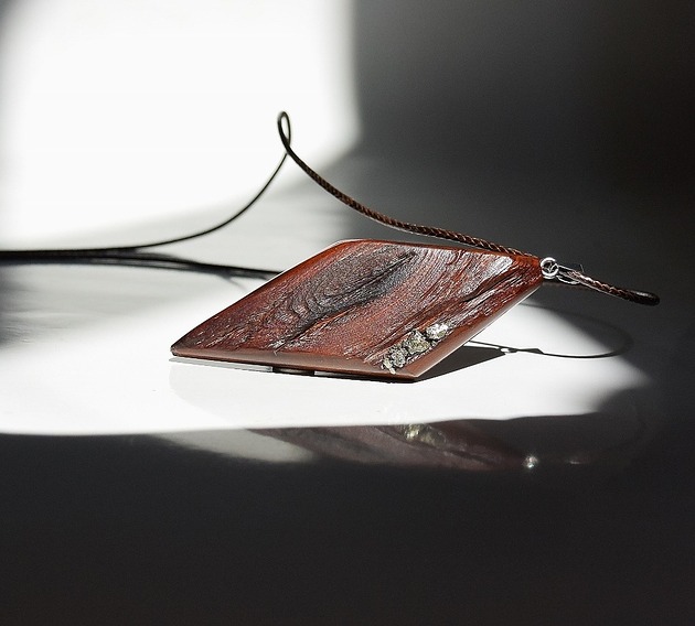 wisiory Wisior z drewna dębu i pirytu