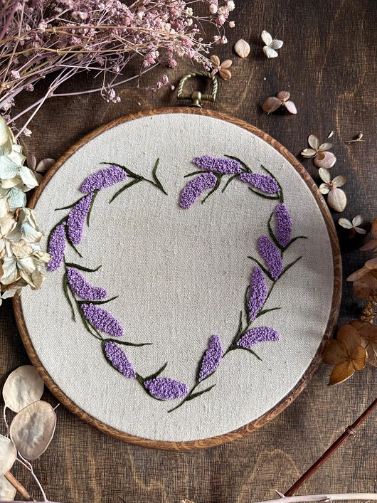 Ozdoby na ścianę Ręcznie haftowany obrazek "Serce z kwiatów -  dziki bez "