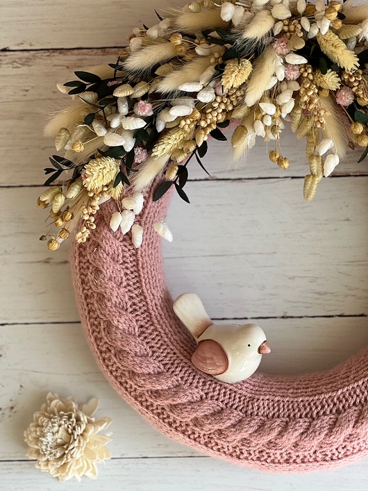 wianki wielkanocne Wyjątkowy wielkanocny wianek z naturalnymi kwiatami i ceramiczną figurką