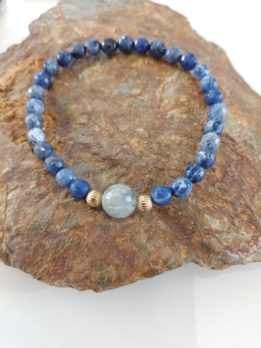 bransoletki z kamieni naturalnych Bransoletka z berylem-morganitem i sodolitem na gumce jubilerskiej.