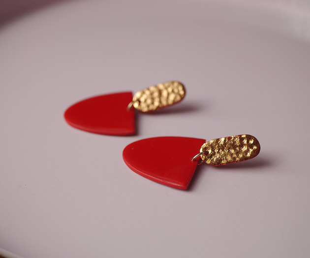 kolczyki z masy plastycznej Lekkie kolczyki z glinek i żywicy na święta i Sylwestra