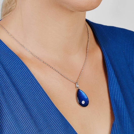 naszyjniki - inne Wisiorek perłowy z kobaltową kroplą Aykal