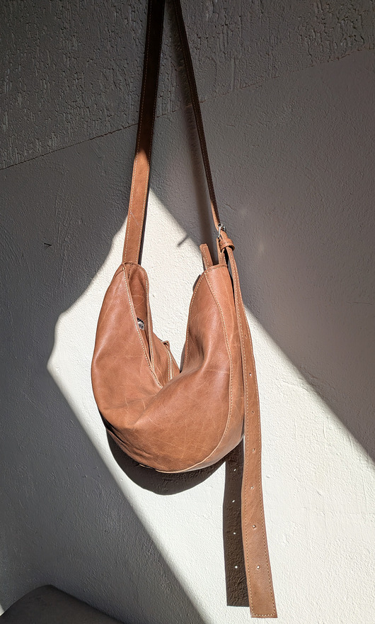 torby na ramię Rogalik średniej wielkości skórzana torebka jasno brązowa