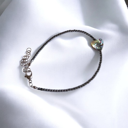 bransoletki z kamieni naturalnych Bransoletka z serduszkiem : muszla PAUA, hematyt grafitowy