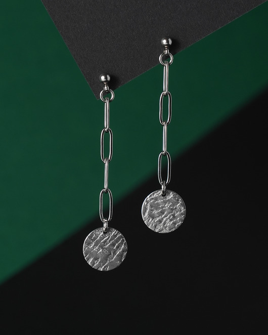 kolczyki - inne Surowe kolczyki ze stali z okrągłymi blaszkami