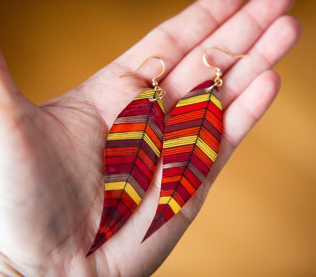 kolczyki pozłacane Długie kolczyki piórka w odcieniach czerwieni